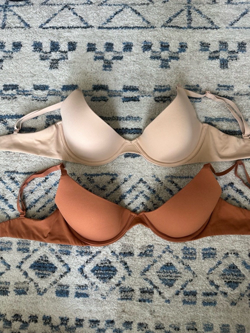 2 SKIMS fits everybody scoop plunge bras, in clay and rust, size 34C $110 retail